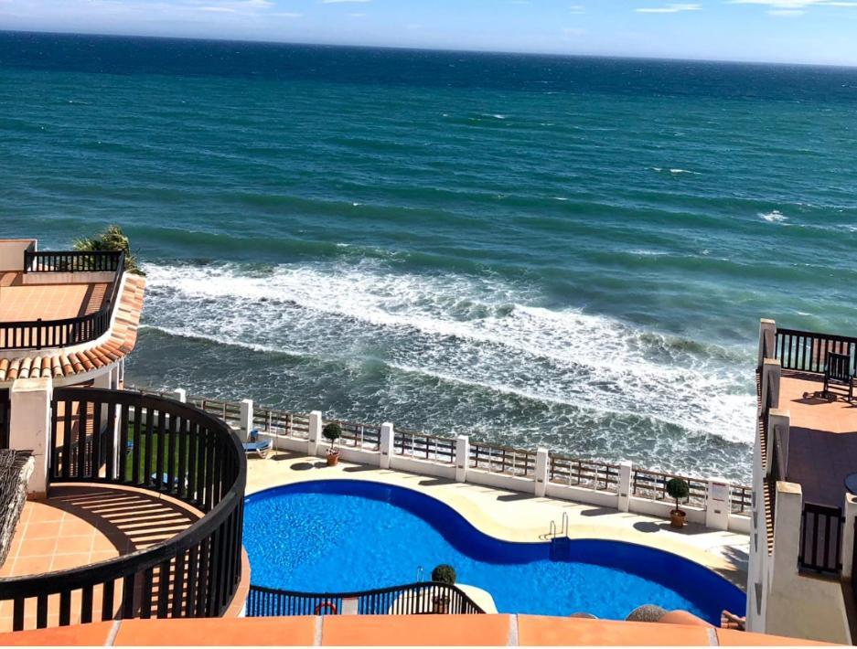 Beachfront Penthouse Apartment With Large Terrace And Breathtaking Sea Views Close To Marbella Spain Sitio de Calahonda Εξωτερικό φωτογραφία