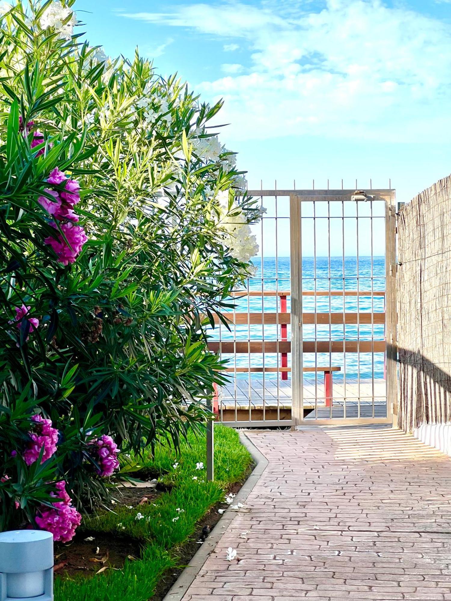 Beachfront Penthouse Apartment With Large Terrace And Breathtaking Sea Views Close To Marbella Spain Sitio de Calahonda Εξωτερικό φωτογραφία