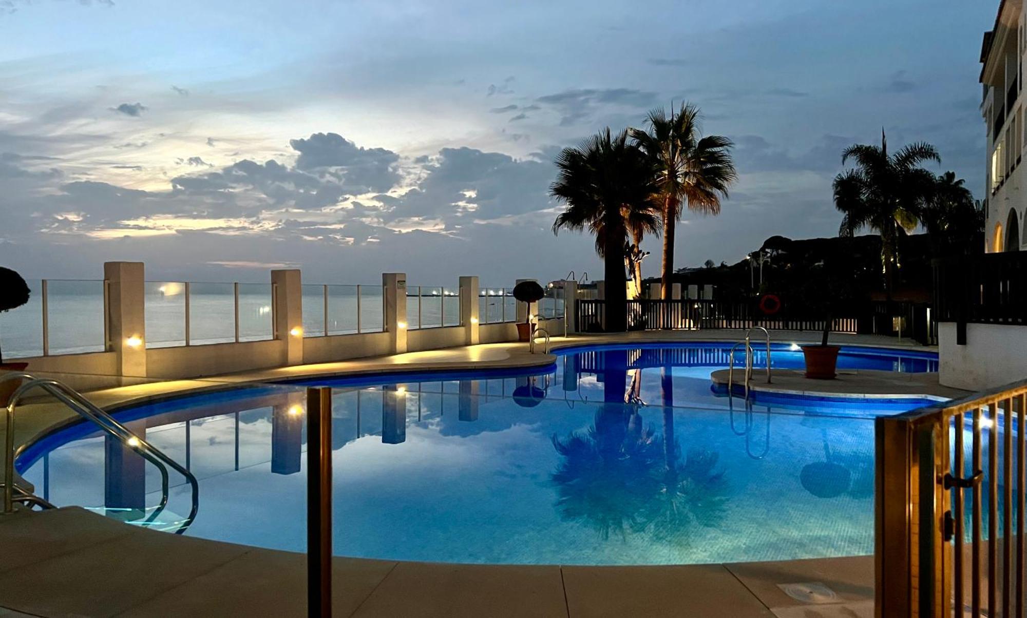 Beachfront Penthouse Apartment With Large Terrace And Breathtaking Sea Views Close To Marbella Spain Sitio de Calahonda Εξωτερικό φωτογραφία